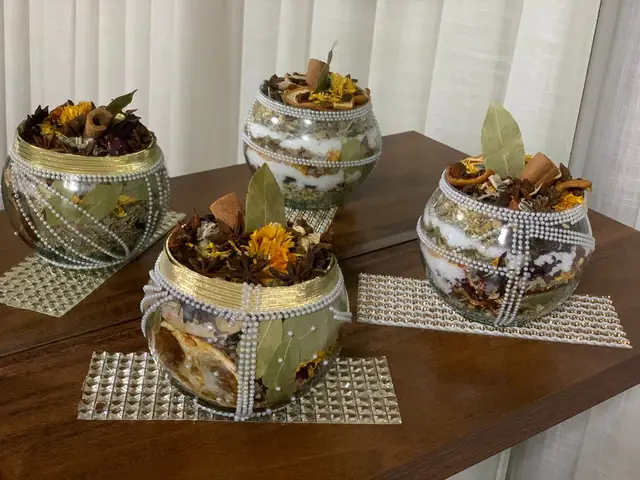 Conjunto de amuletos energéticos pequenos: vasos de vidro redondos com ervas, flores secas e pedras, decorados com strass