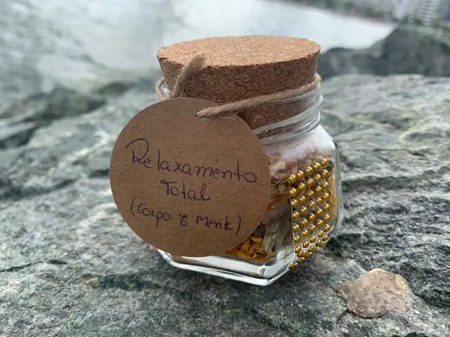 Pote de vidro com tampa de cortiça e ervas secas, etiqueta “Relaxamento Total (corpo e mente)”
